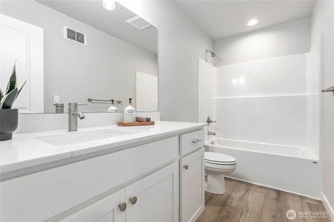 Foto del edificio - 310 Everson Rd