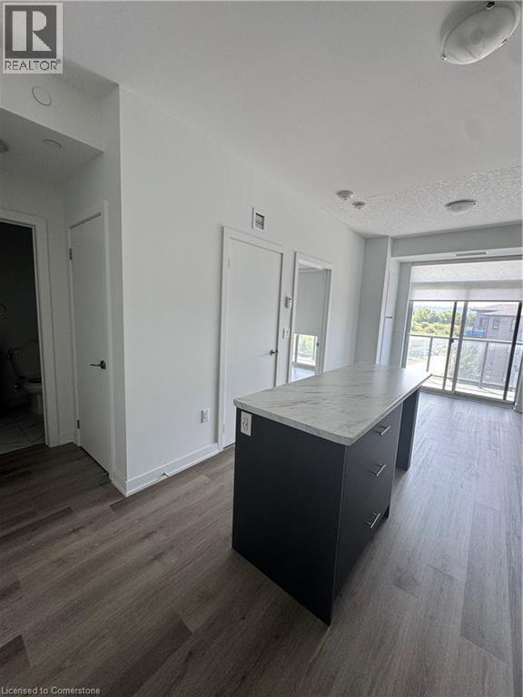 Photo du bâtiment - 600 N Service Rd
