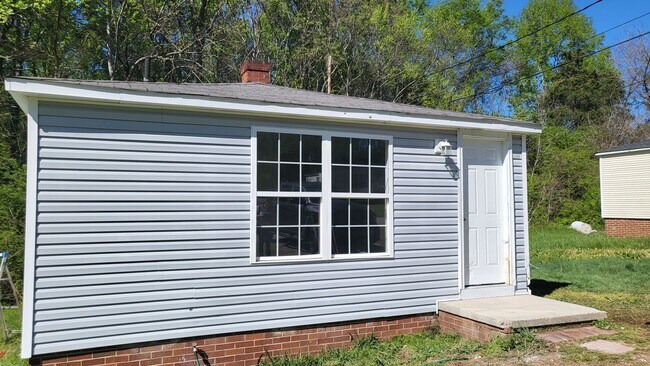 Building Photo - One Bedroom House Availalble for Rent in L...
