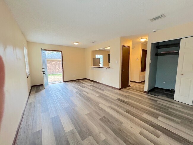 Foto del edificio - 23 Kandlewood Dr