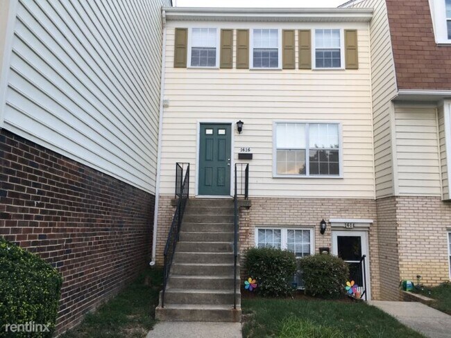 Building Photo - 3 br, 2.5 bath Townhome - 1616 E BANCROFT LN