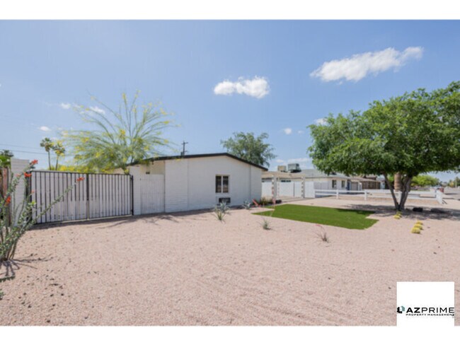 Building Photo - Fully-Furnished 4/3  Scottsdale Retreat wi...