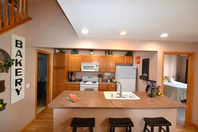 Building Photo - 1500 Raven Circle