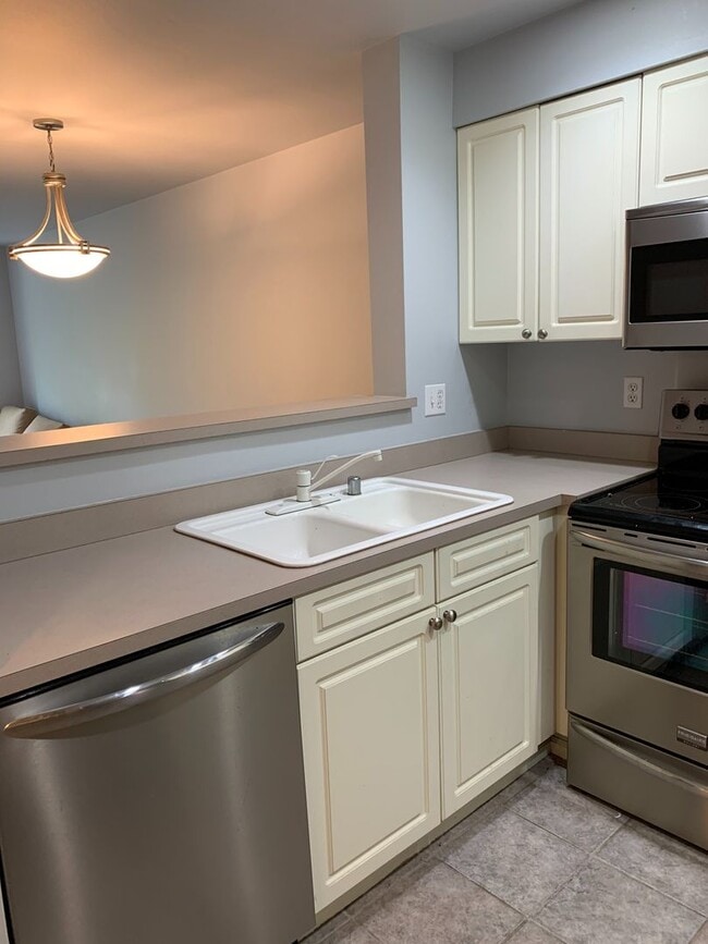 Building Photo - University District Condo