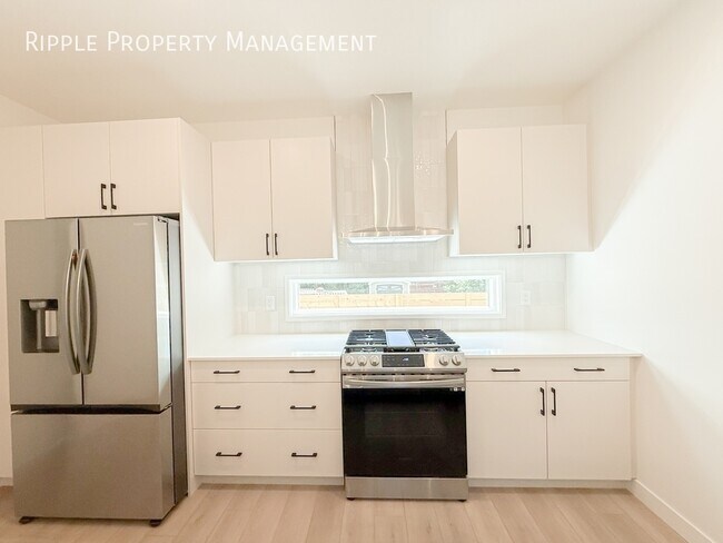 Building Photo - Modern 2 Beds, 2.5 Baths Main Floor/ Upper...