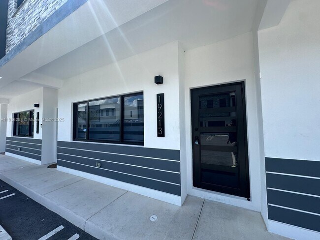 Foto del edificio - 19213 NW 37th Ave