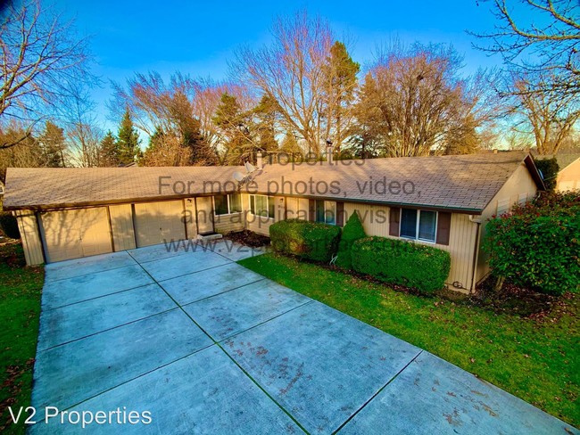 Foto del edificio - 920 NE Village Squire Ave