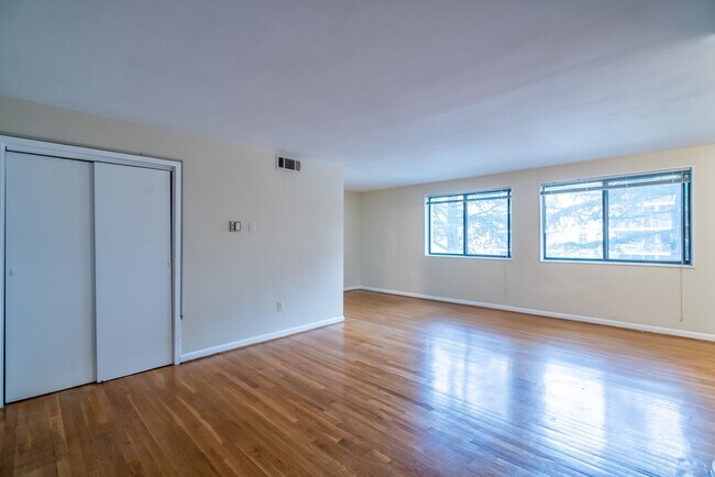 Foto del edificio - Rare Large Efficiency (552 Sq Ft) Close To...