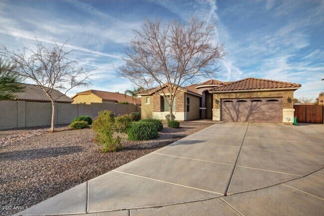 Foto del edificio - Gorgeous Chandler Single level home 3 car ...