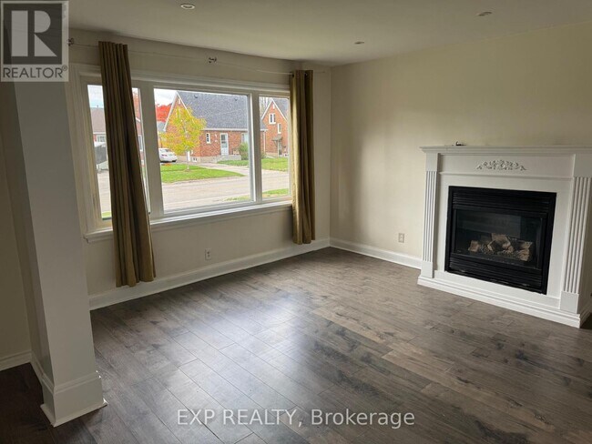 Photo du bâtiment - 97 Central Park Blvd N