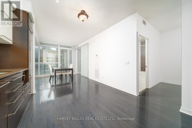 Photo du bâtiment - 770-770 Bay St.