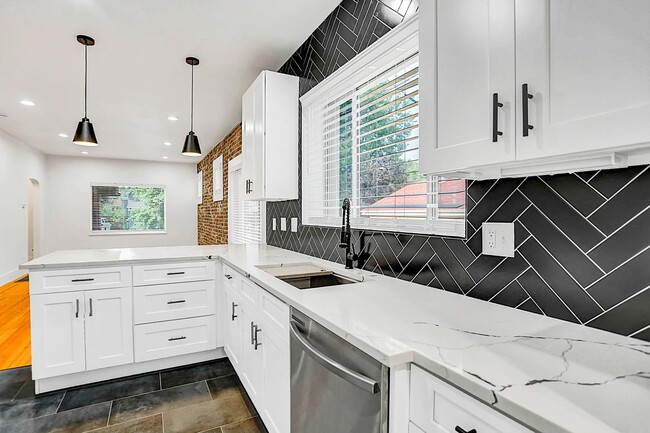 Building Photo - Stunning Potter Highlands home near Highland & Sunnyside