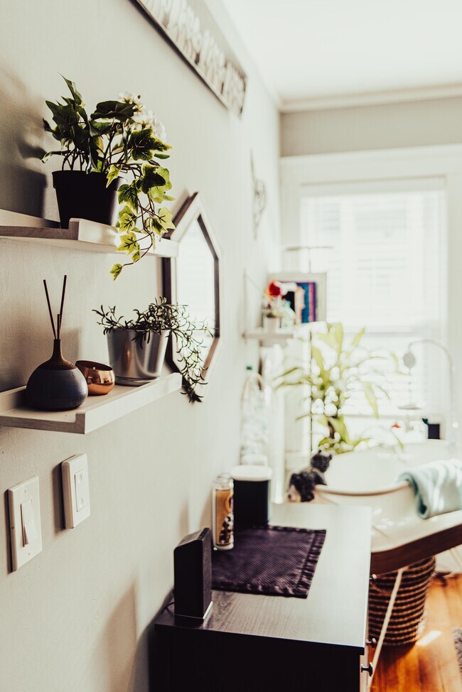 Building Photo - 1510 Centre St