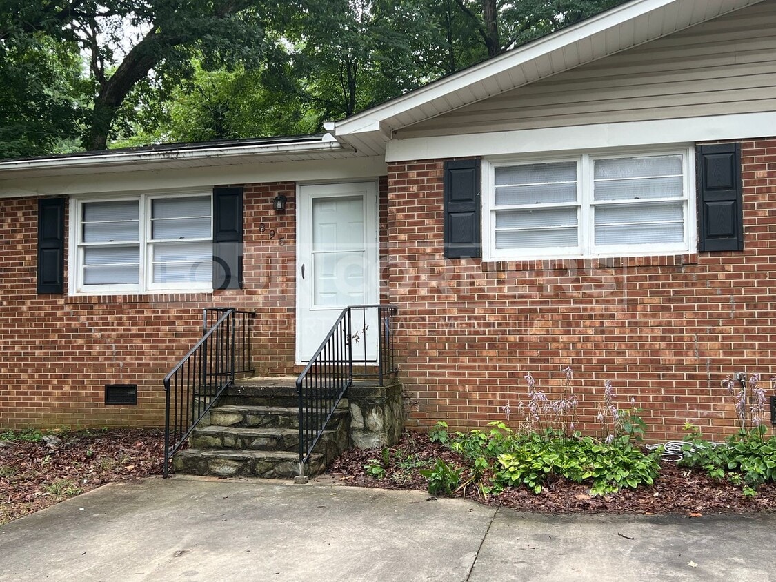 Primary Photo - Lovely 2 Bedroom 1 Bath Home