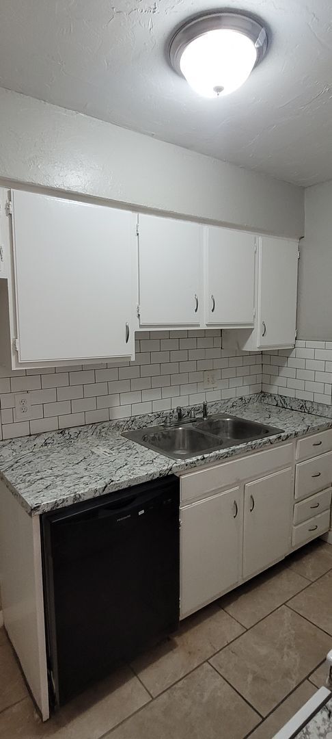 Building Photo - 2 Bedroom, 1.5 Bathroom 1st Floor Condo wi...