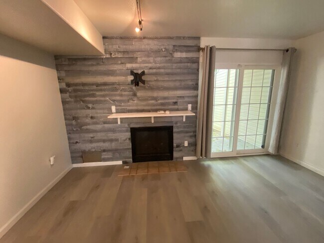 Foto del edificio - 2 Bedroom Townhome Near Buckley Air Force Base