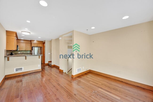 Building Photo - BEAUTIFUL 3 BEDS & 2.5 BATH TOWNHOME FOR RENT