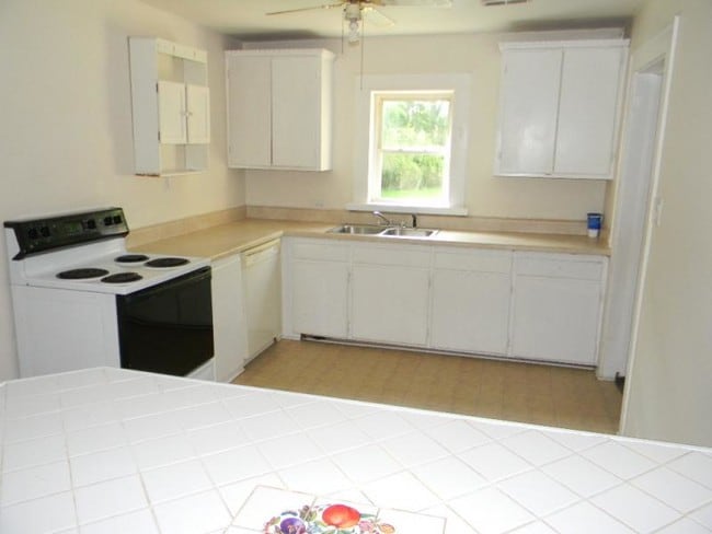 Building Photo - 133 W White Dr.
