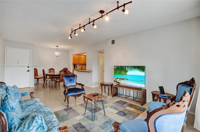 Building Photo - 170 Cypress Club Dr