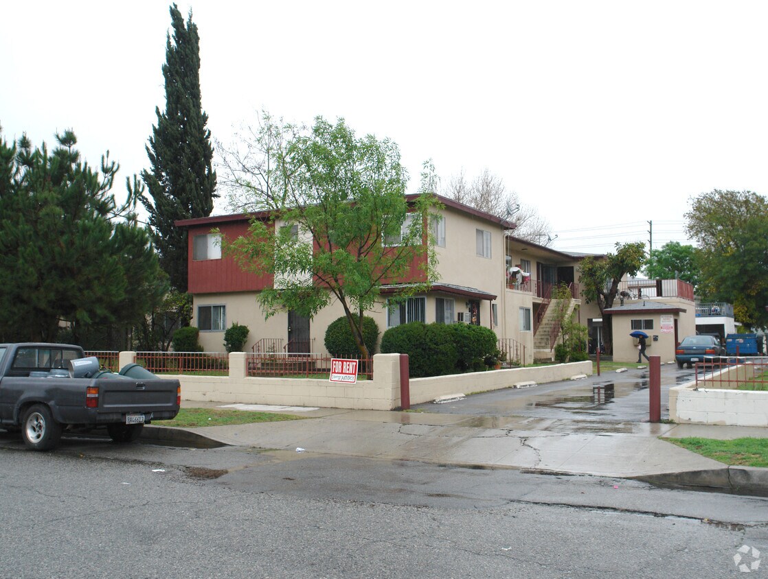 tree obstruction - 5920 Willowcrest Ave