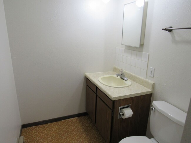 Building Photo - Centrally Located, 2 Bedroom Townhouse w/G...
