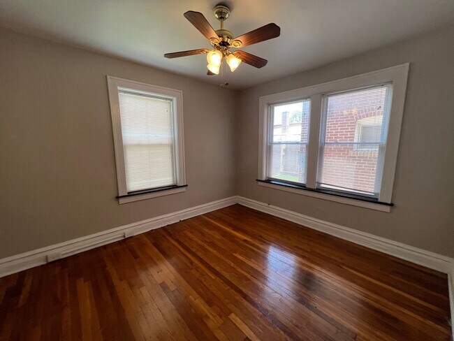 Foto del edificio - 5009-5011 Mardel Ave