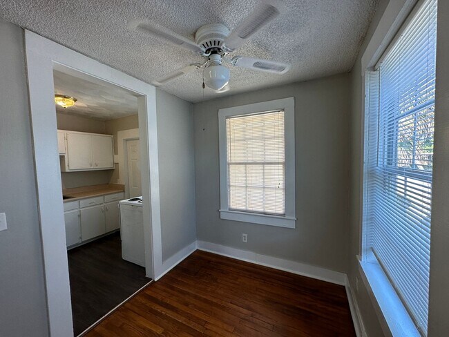 Building Photo - 2 Bedroom 1 Bath home located in Downtown ...