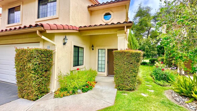 Building Photo - Stunning and Well Appointed High-End Two-S...