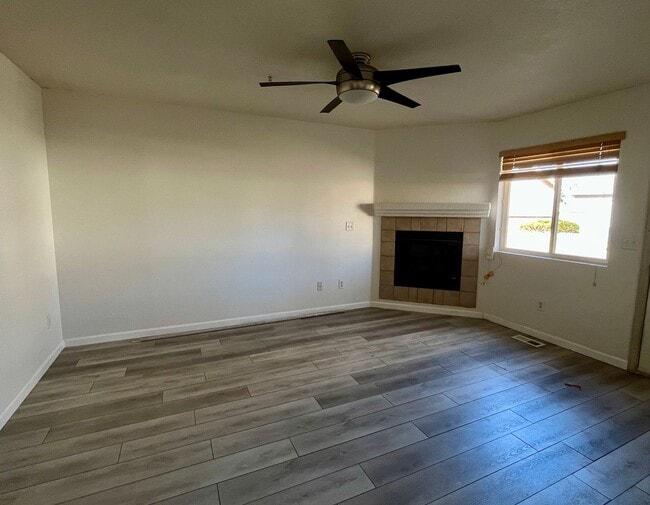 Foto del edificio - Adorable 3 story, 3BR/3.5BA Townhome w/ detached garage!