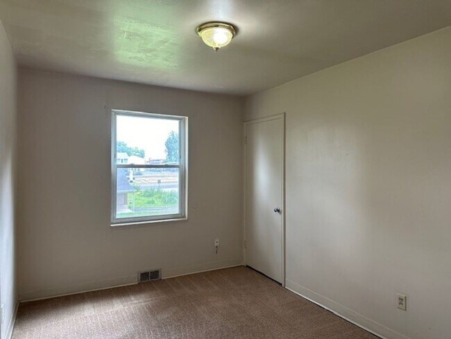 Building Photo - 2nd Floor 2 Bed 1 Bath Apt Located On N 2n...