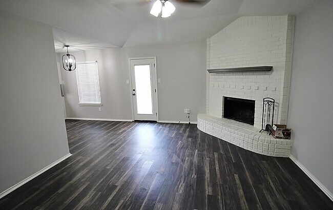 Building Photo - 716 Vaughn Dr