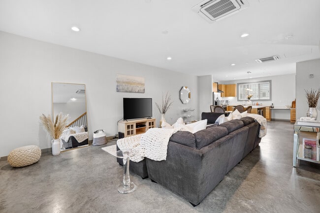 Building Photo - 1243 Martin St