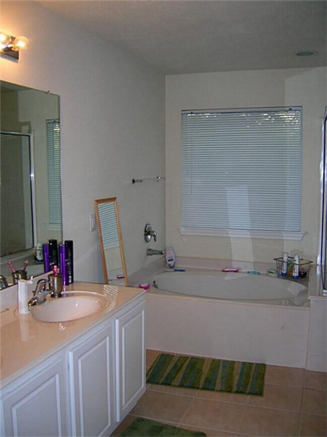 Foto del edificio - 17154 Oakwood Chase Dr