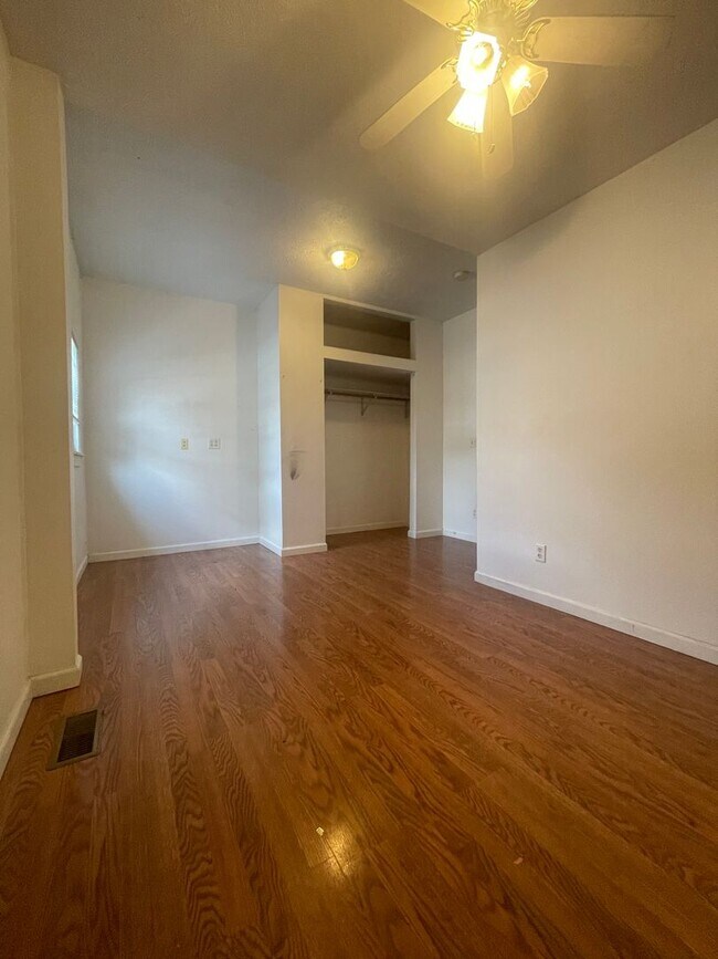 Foto del edificio - 321 E College St