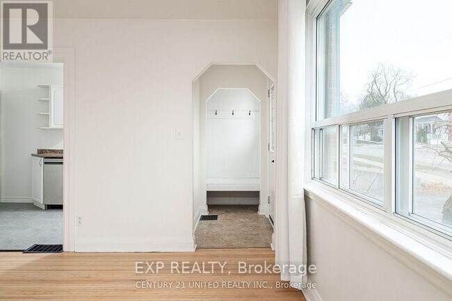 Photo du bâtiment - 298 Swanston Ave