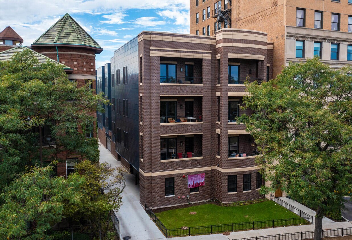 Foto principal - 3728 N Lake Shore Dr.