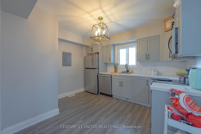 Photo du bâtiment - Main Floor 3 Bedroom Rental – All Inclusiv...