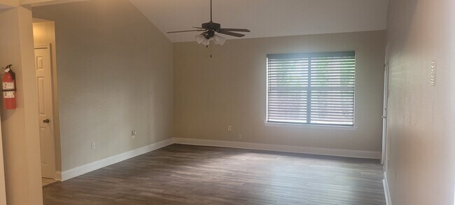 Foto del edificio - 57366 Maple Ave