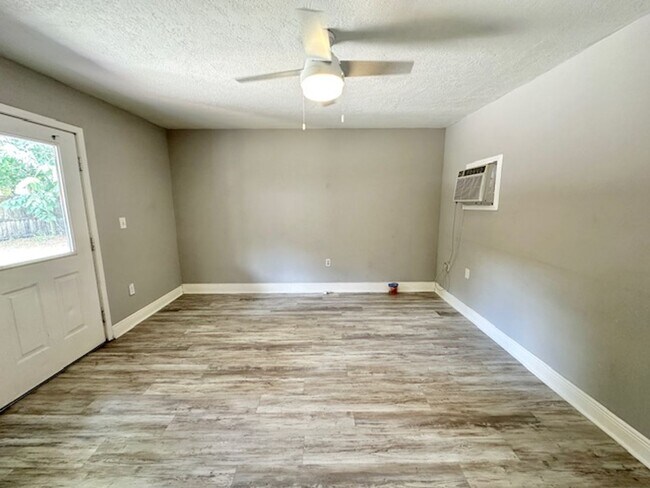 Foto del edificio - 7803 Rose Ave