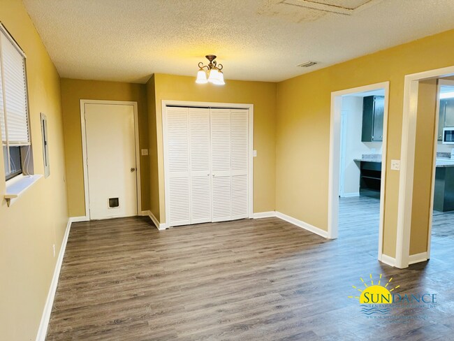 Building Photo - Beautiful 3 Bedroom Home In Mary Esther!