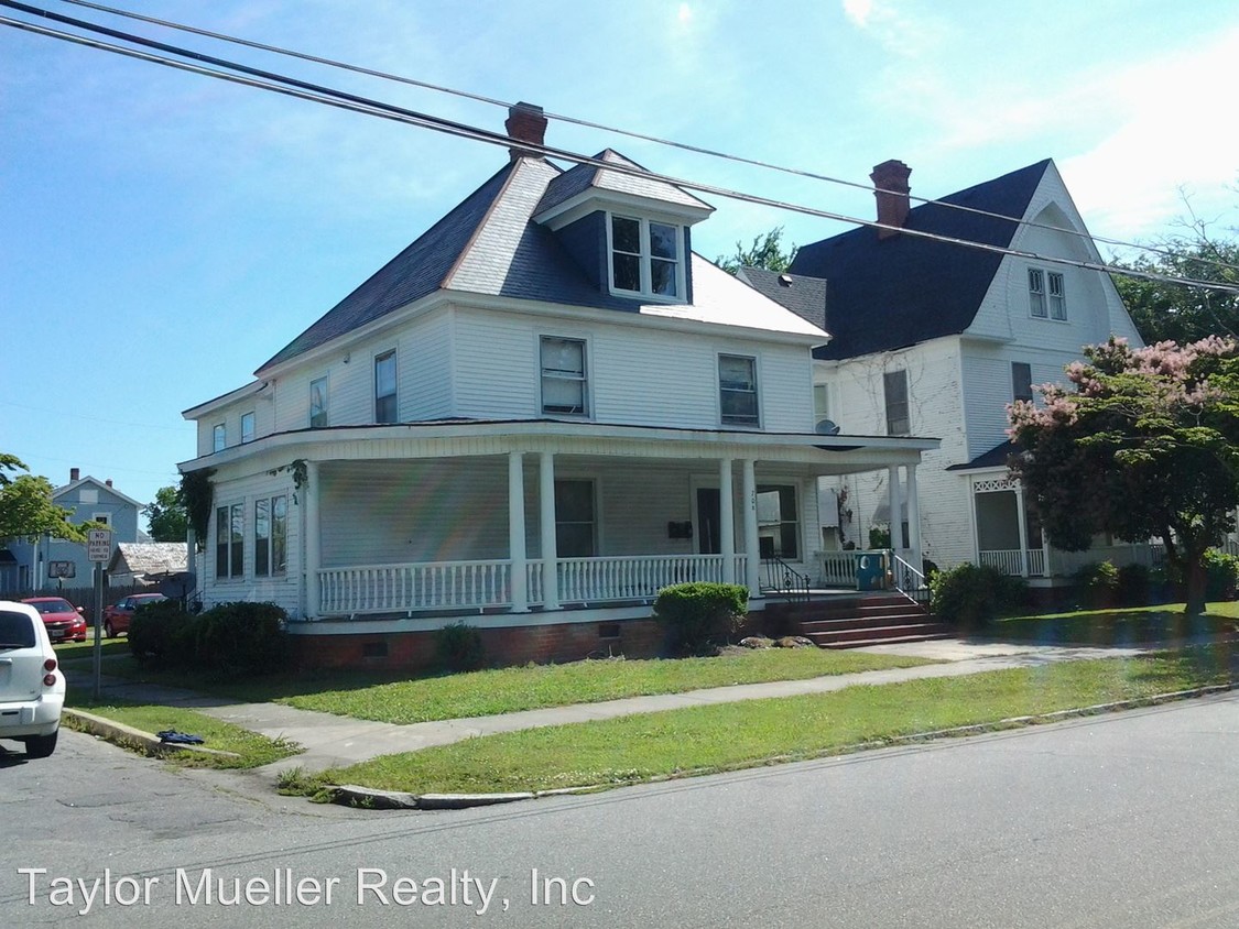 Primary Photo - 706 W Main St