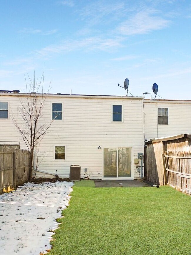 Foto del edificio - Recently Renovated 2 Story Inner Town Home...