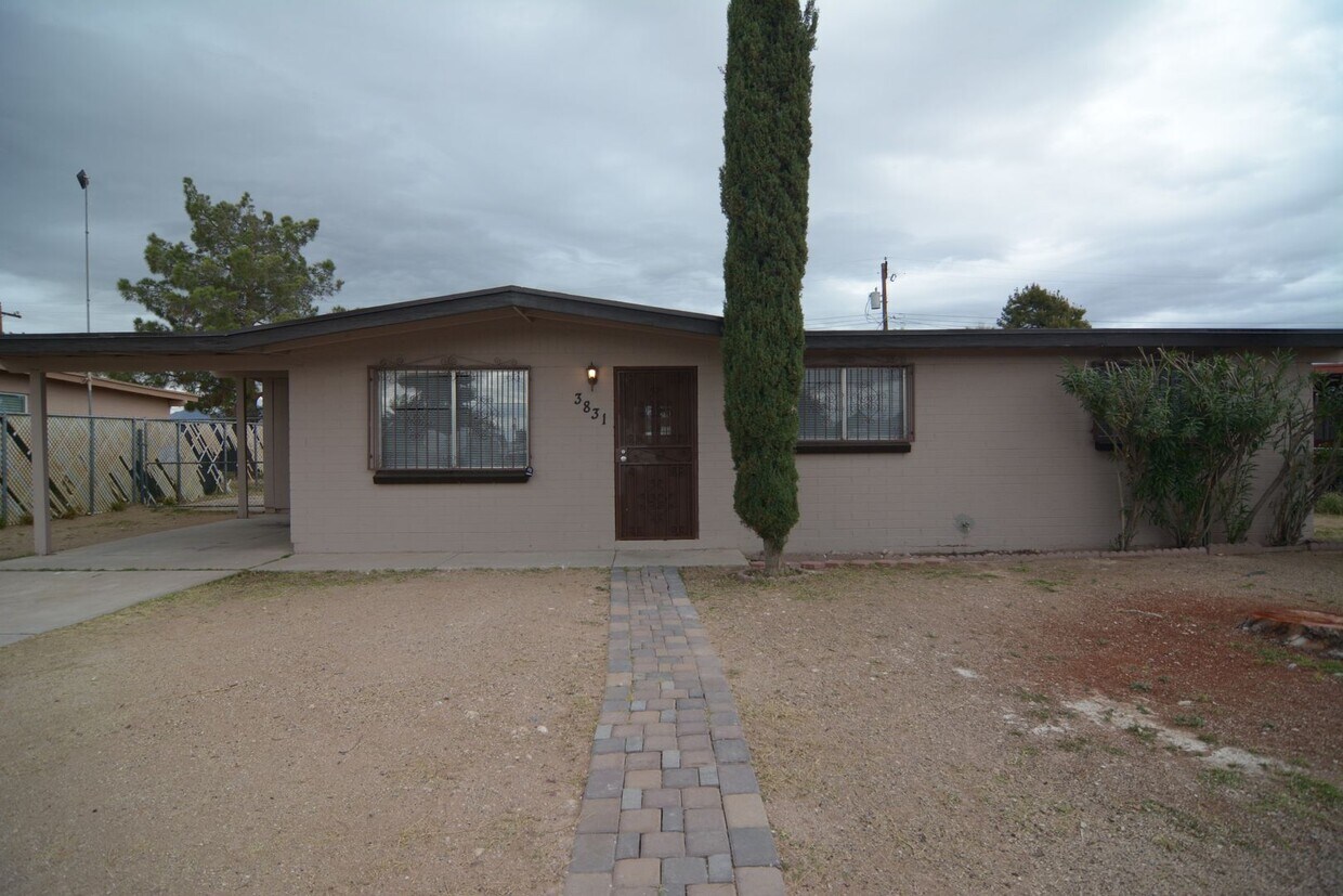 Foto principal - Charming 3 Bedroom 2 Bath Home! South Tucs...