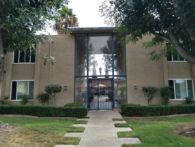 Gated Entry !! - 421 Shady Ln