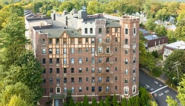 Building Photo - 2 Spruce St