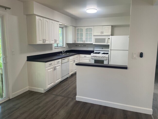Building Photo - 3 bedroom 2 bath, fresh paint and carpet