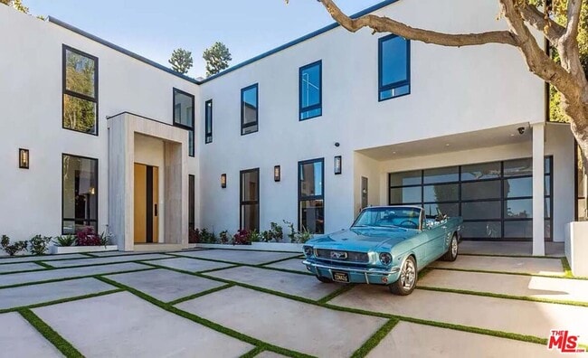Building Photo - 1271 Sunset Plaza Dr