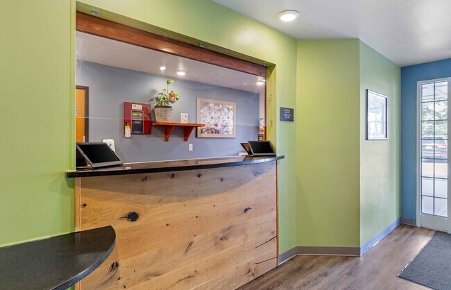 Building Photo - Furnished Studio-Fayetteville - West