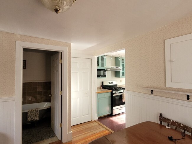 Building Photo - Beautiful Two Bedroom Home