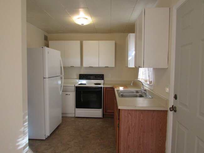 Building Photo - $900 3 Bedroom/1 Bath Spacious Home, Locat...